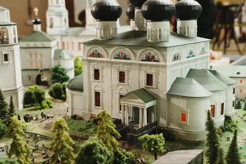 Собор с чёрными куполами
